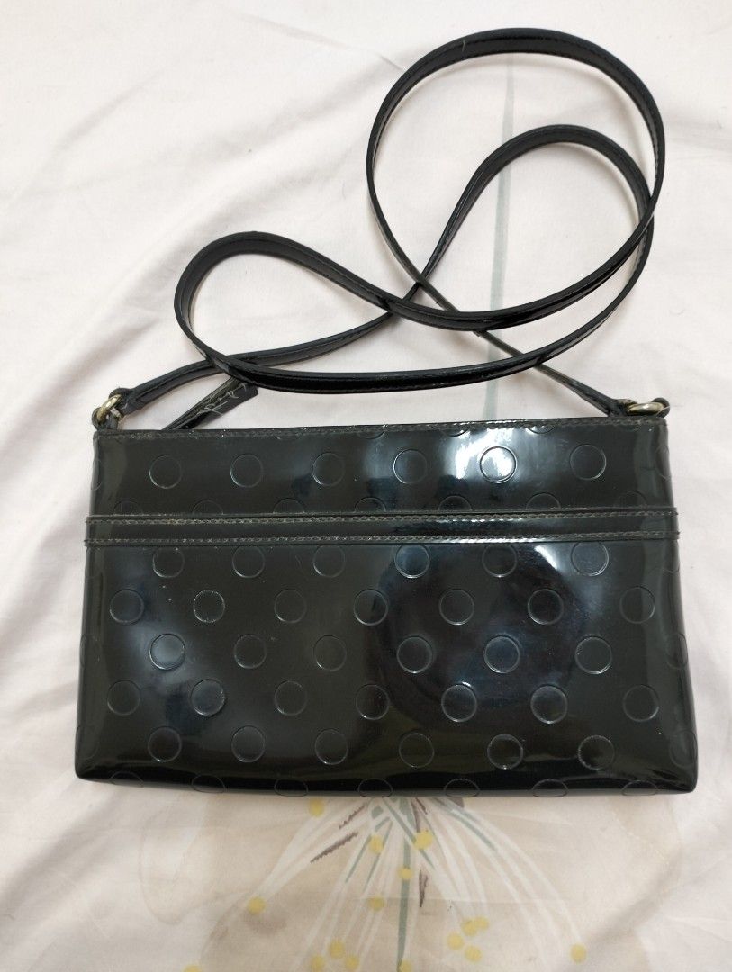 Authentic Kate Spade shoulder bag (Category: Luxury Bags & Wallets) located in Dagupan City. Submitted by nmcmp4 (Listing ID 1214978826, Image 2). Description: Authentic Kate Spade shoulder bag black no box and dustpouch may mga thread lines lang due to prolonged storage konting linis lang.