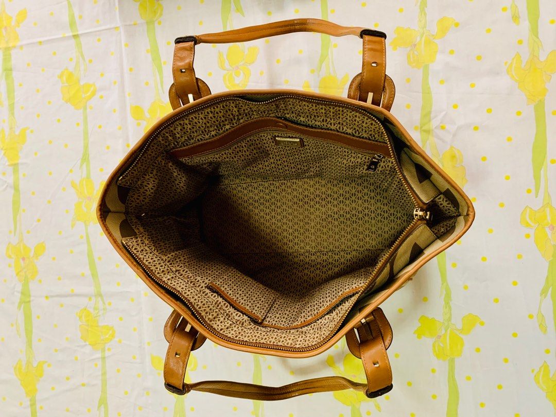 Louis Quatorze Tote Bag (Category: Luxury Bags & Wallets) located in Cavite. Submitted by belle.envie (Listing ID 1215032174, Image 2). Description: ❤️Very good condition ❤️No flaws just minimal sign of use ❤️comes with a dust bag ❤️8/10.