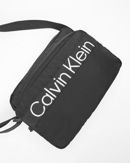 CALVIN KLEIN CK MUST CAMERA BAG W/PCKT-MONO (Dimensions: 21.5 x 16.5 x 5  cm.) - Brown