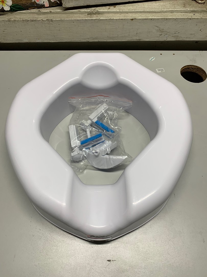 Carex Safe Lock Raised Toilet Seat 4inches, Health & Nutrition