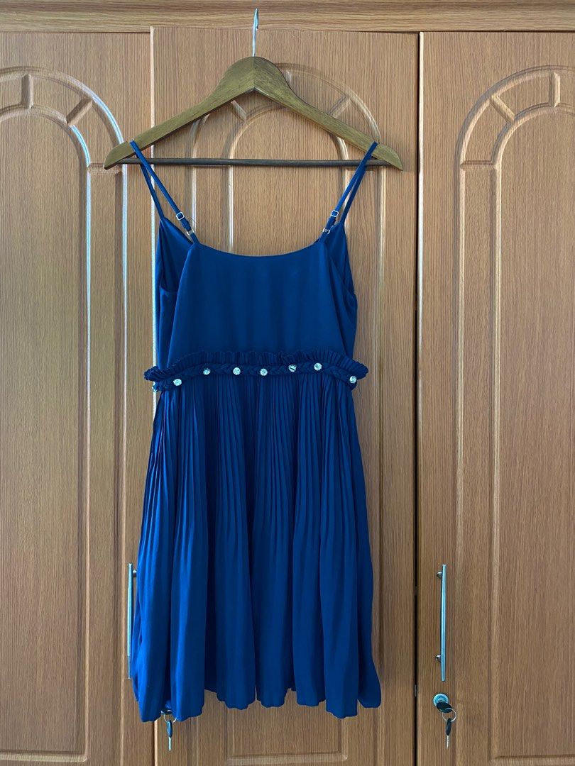 Dress S-M (Category: Dresses) located in Makati City. Submitted by nicolelabarette (Listing ID 1214982636, Image 2). Description: Pwede to pang events .