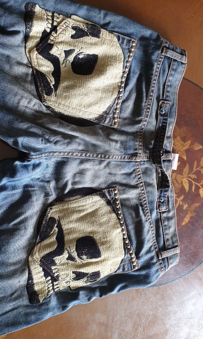 Ed hardy (Category: Activewear) located in Tagbilaran City. Submitted by edgarsalvado (Listing ID 1214994216, Image 2). Description: in good condition.