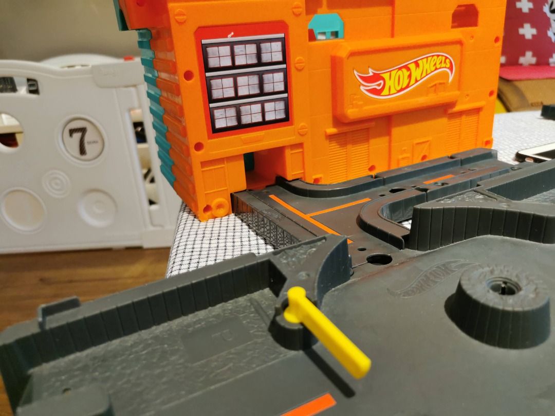 Hot wheels town set hot sale