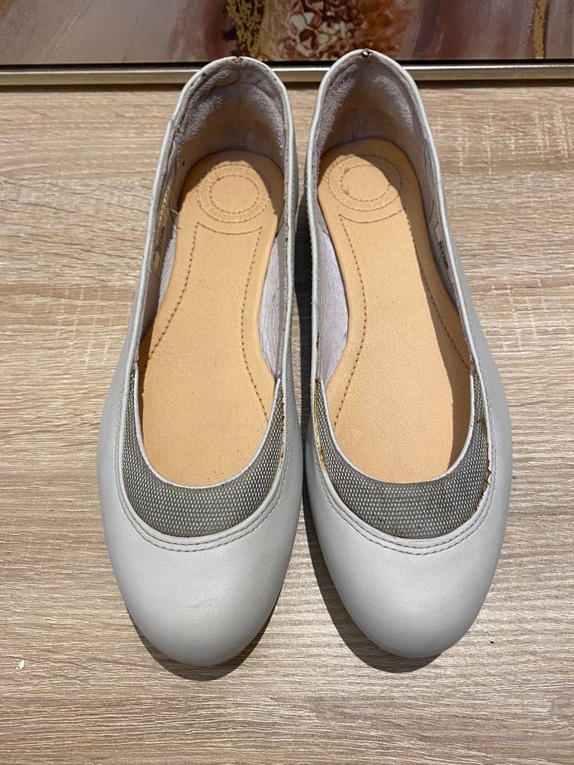 Lacoste Light gray flats Women s Fashion Footwear Flats Sandals on Carousell