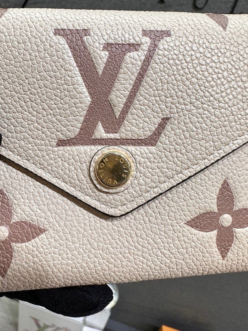 Louis Vuitton LV Sesame Cream/Tan Cowhide Leather Very Wallet, New For Sale  at 1stDibs