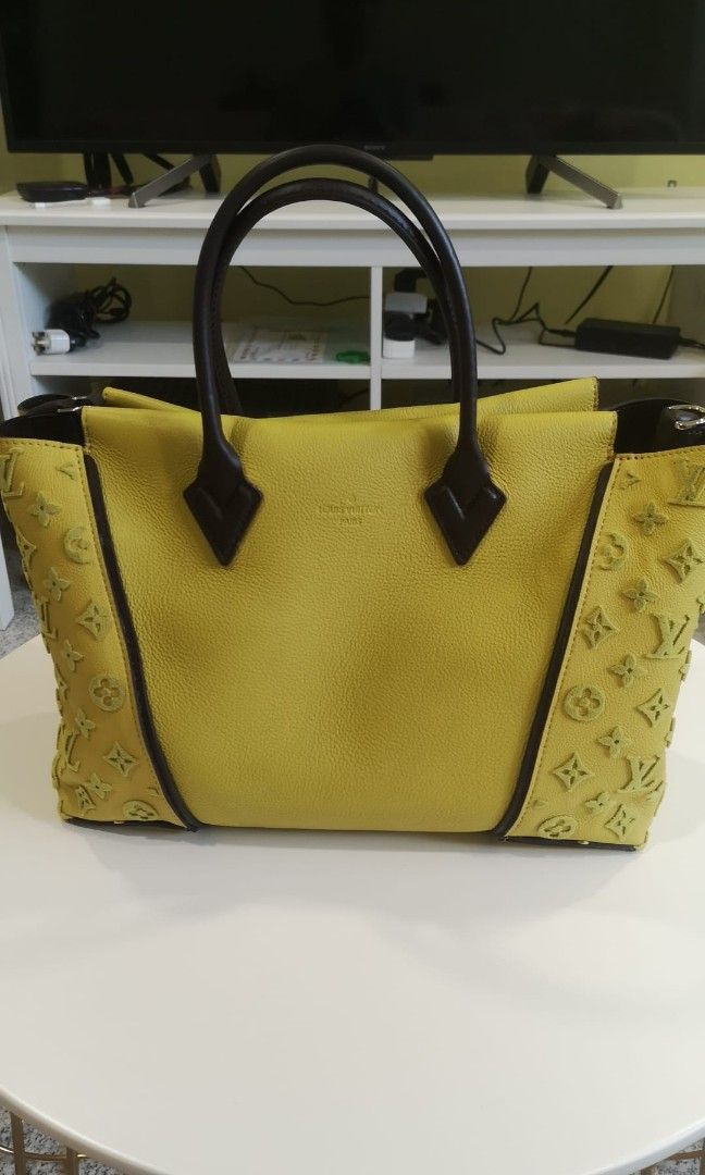 LV w tote bag