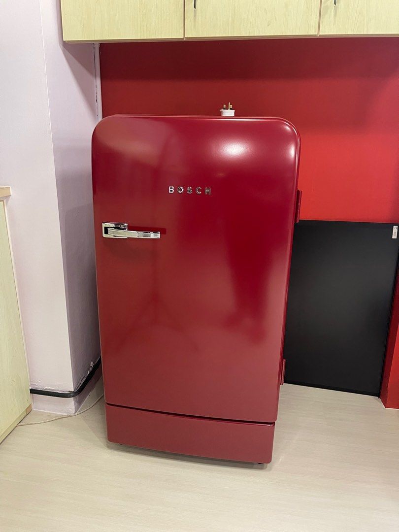 Bacteriën Onverschilligheid berekenen Faulty] Bosch Classic Red Retro Fridge, TV & Home Appliances, Kitchen  Appliances, Refrigerators & Freezers on Carousell
