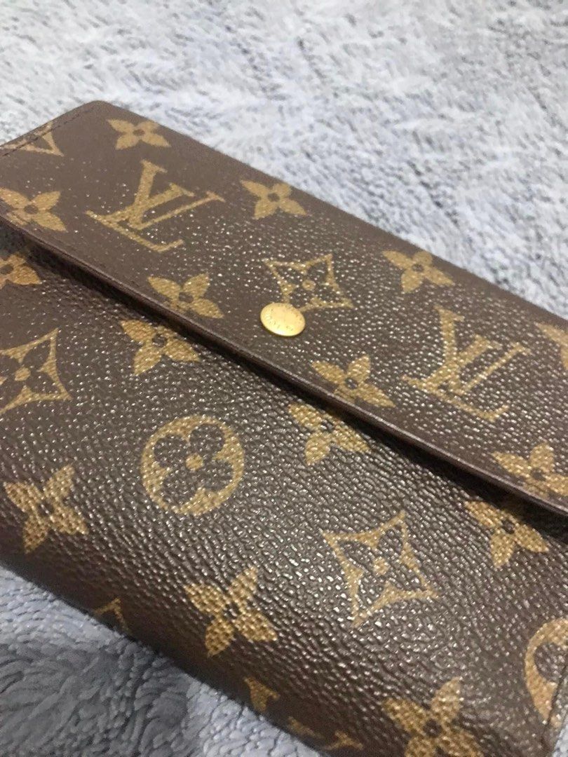 Orig LV Louis Vuitton wallet trifold medium (Category: Luxury Bags & Wallets) located in Paranaque City. Submitted by jentree (Listing ID 1215079011, Image 3). Description: With flaws on corners and edges Authentic Price reflects condition Not for the OC but this is an original piece.
