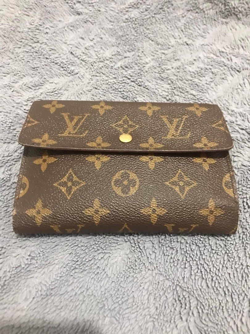 Orig LV Louis Vuitton wallet trifold medium (Category: Luxury Bags & Wallets) located in Paranaque City. Submitted by jentree (Listing ID 1215079011, Image 1). Description: With flaws on corners and edges Authentic Price reflects condition Not for the OC but this is an original piece.