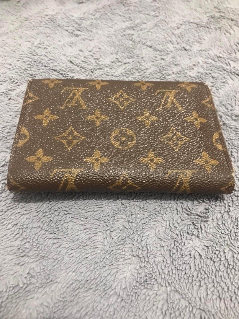 Orig LV Louis Vuitton wallet trifold medium (Category: Luxury Bags & Wallets) located in Paranaque City. Submitted by jentree (Listing ID 1215079011, Image 2). Description: With flaws on corners and edges Authentic Price reflects condition Not for the OC but this is an original piece.