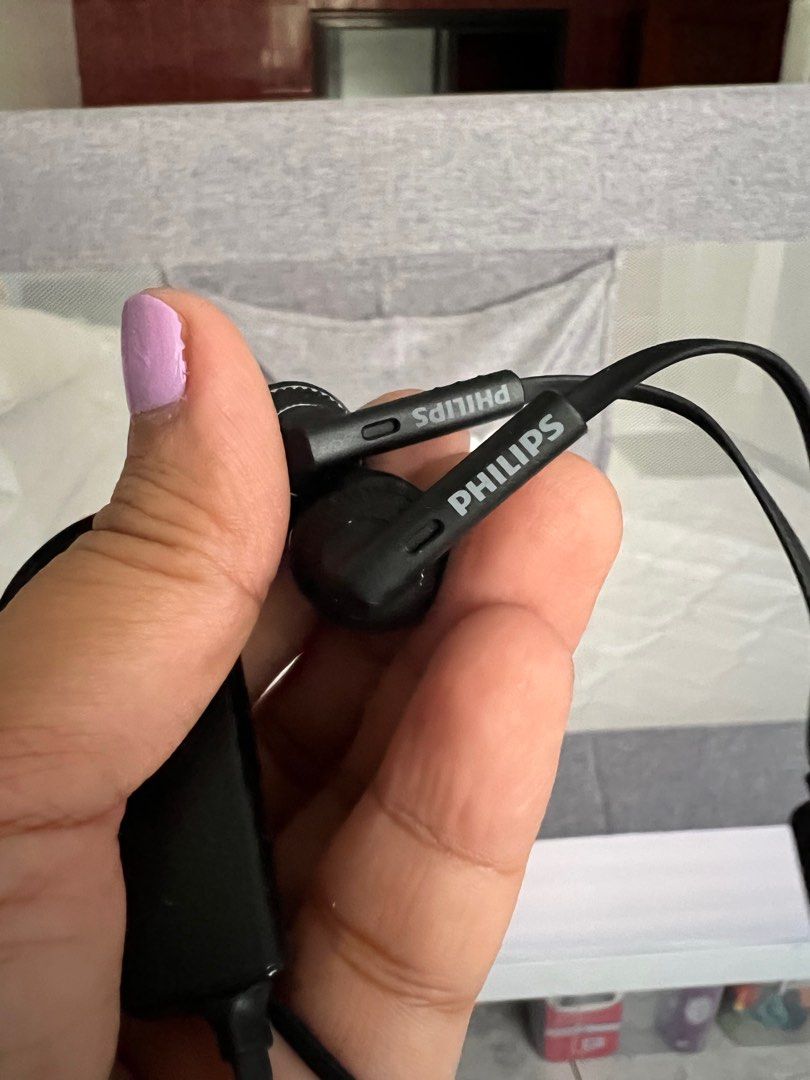 Philips wireless headset (Category: Headphones & Headsets) located in Quezon City. Submitted by MissusB (Listing ID 1214956389, Image 2). Description: Used twice. RFS Bought airpods. Fixed price. All must go sale.