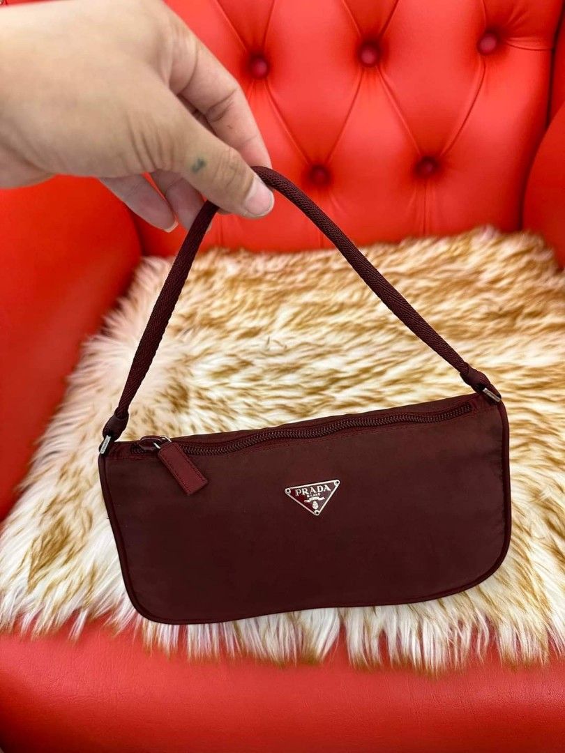 Prada pochette (Category: Luxury Bags & Wallets) located in Butuan. Submitted by jen_pre (Listing ID 1215066891, Image 1). Description: .
