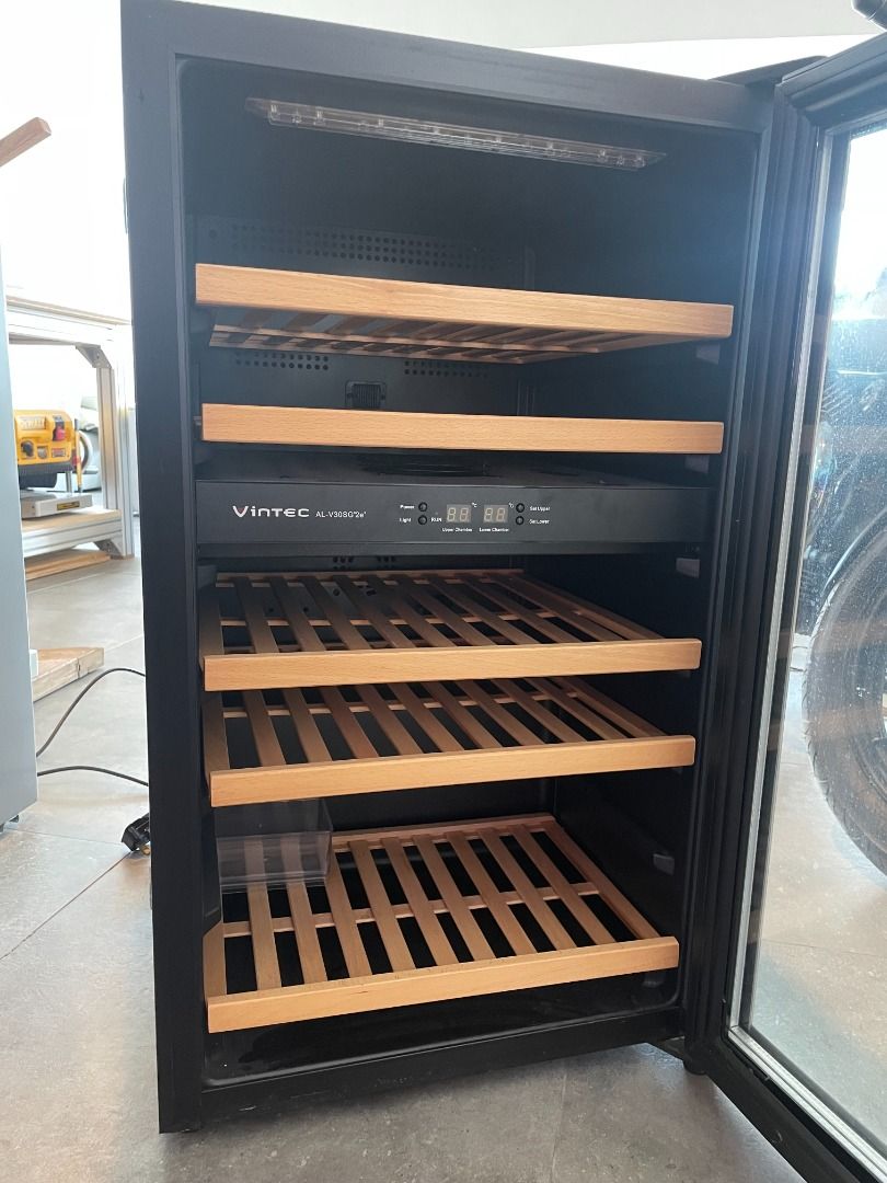 Vintec ALV30SG2E 32 bottle wine fridge, 家庭電器, 廚房電器, 酒窖及存倉 Carousell