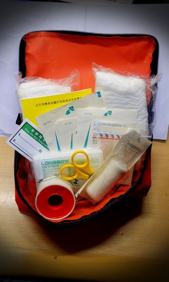 FIRST AID 急救包連急救用品 有勞工處急救指南 急救練習 行山 遠足 旅遊, 健康及營養食用品, 醫療用品和工具 - Carousell