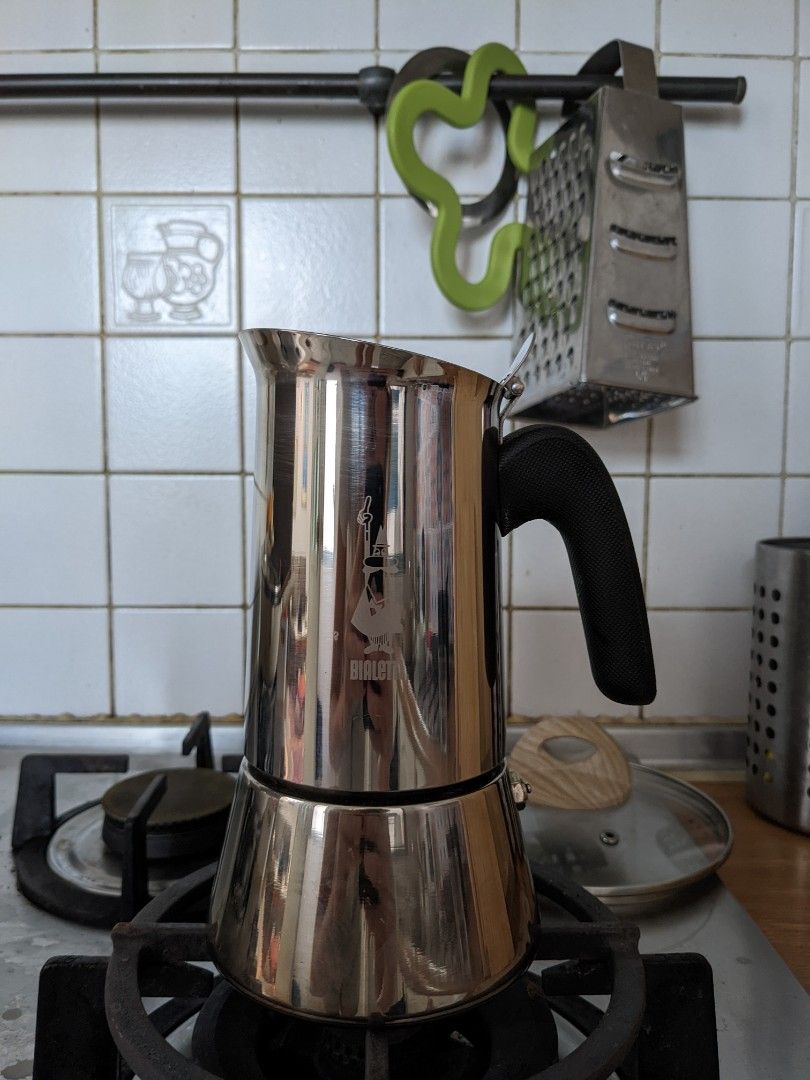 Bialetti Coffee maker 4 cups, TV & Home Appliances, Kitchen Appliances