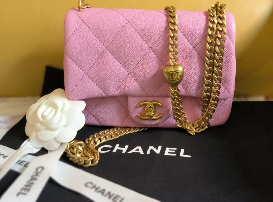 Chanel pink bag 23P、mini flap 2023 愛心、心型調節扣、方胖子亮粉色, 女裝, 手袋及銀包, 單肩包-  Carousell