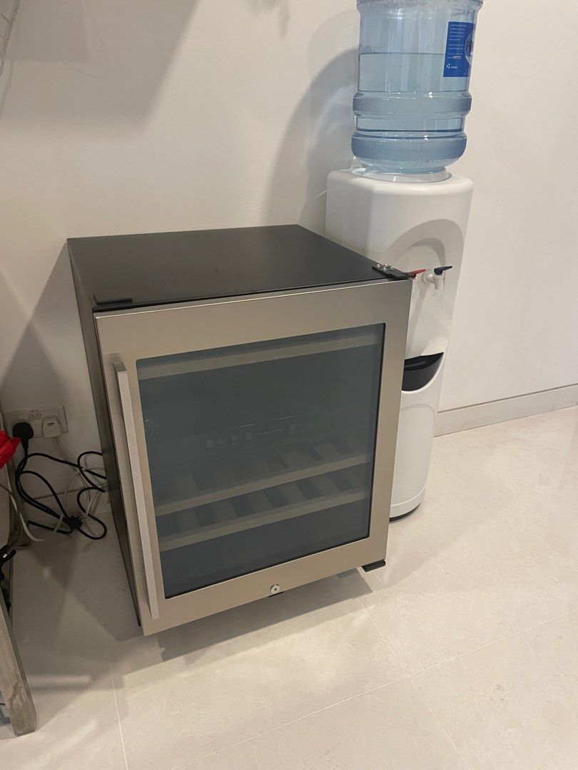 Fisher & Paykel Dual zone control wine cooler 38 bottles, TV & Home