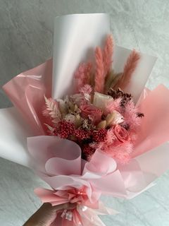 <free delivery in certain locations/instock for Valentine’s Day> premium dried pink roses bouquet! Perfect for v day or proposals!