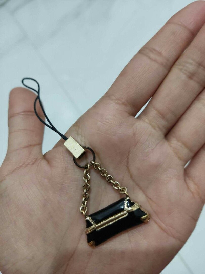 Gucci 100% original charm keychain (Category: Luxury Accessories) located in San Fernando. Submitted by la_segunda2727 (Listing ID 1215143035, Image 2). Description: as is no inclusion.