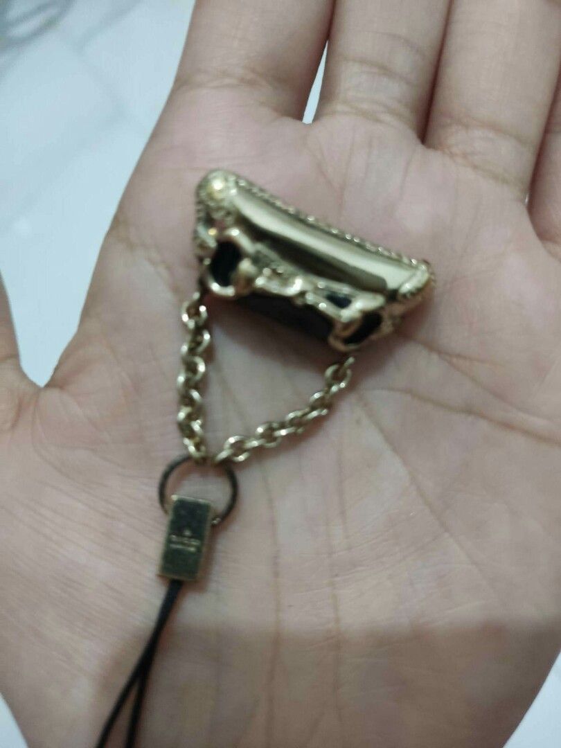 Gucci 100% original charm keychain (Category: Luxury Accessories) located in San Fernando. Submitted by la_segunda2727 (Listing ID 1215143035, Image 3). Description: as is no inclusion.