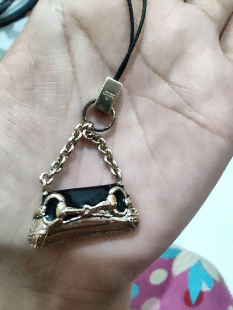 Gucci 100% original charm keychain (Category: Luxury Accessories) located in San Fernando. Submitted by la_segunda2727 (Listing ID 1215143035, Image 1). Description: as is no inclusion.