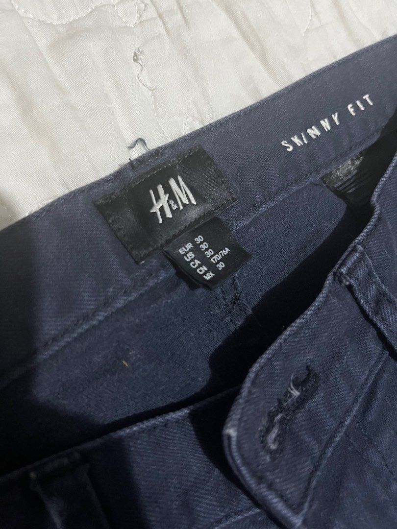 H&M skinny jeans (Category: Jeans) located in Makati City. Submitted by aleeli (Listing ID 1215246909, Image 2). Description: Decluttering: H&M skinny jeans Waist: 29-30 Lightly used Please see last pic for the issue.
