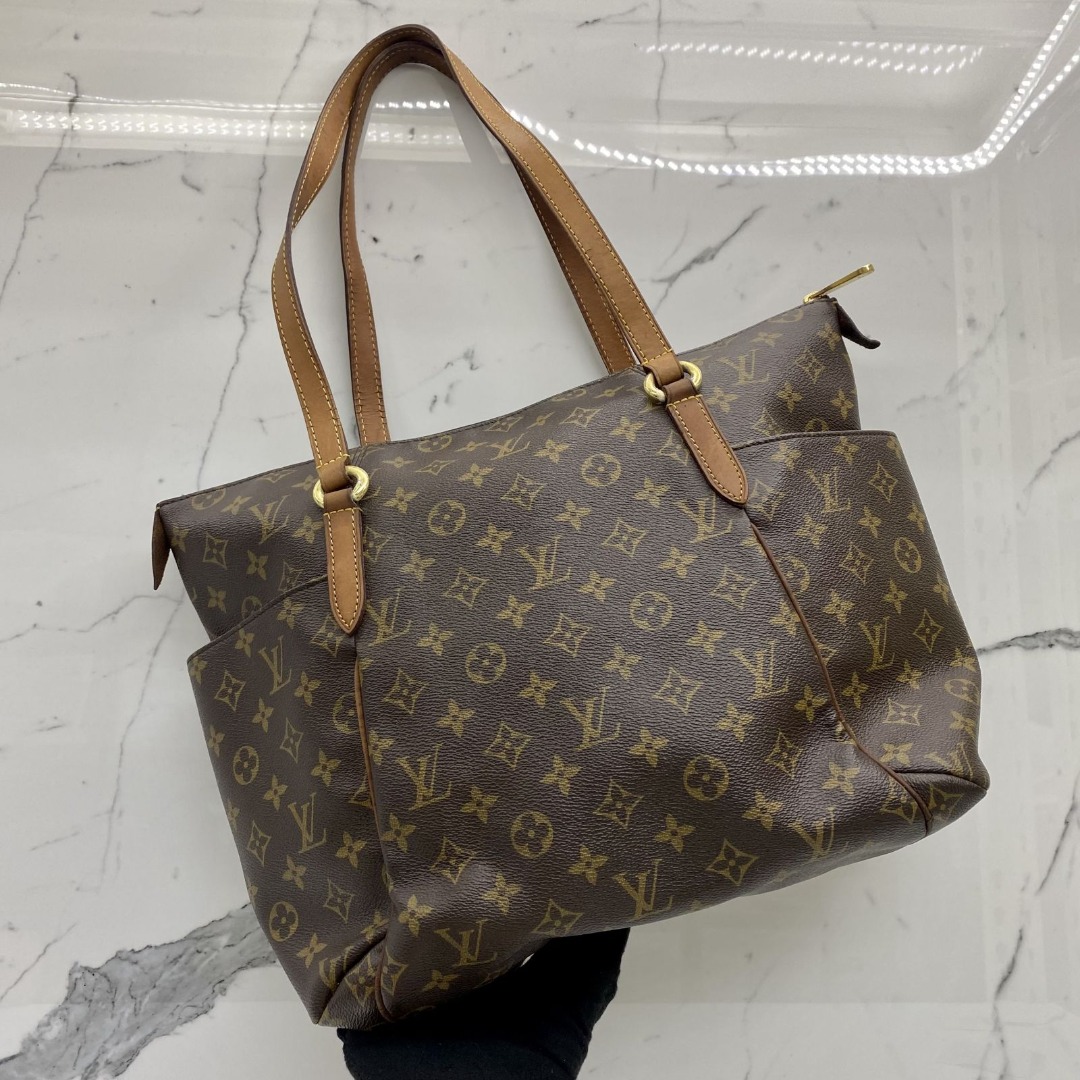 99% NEW LV CITY MALLE REVERSED MONOGRAM, Luxury, Bags & Wallets on Carousell