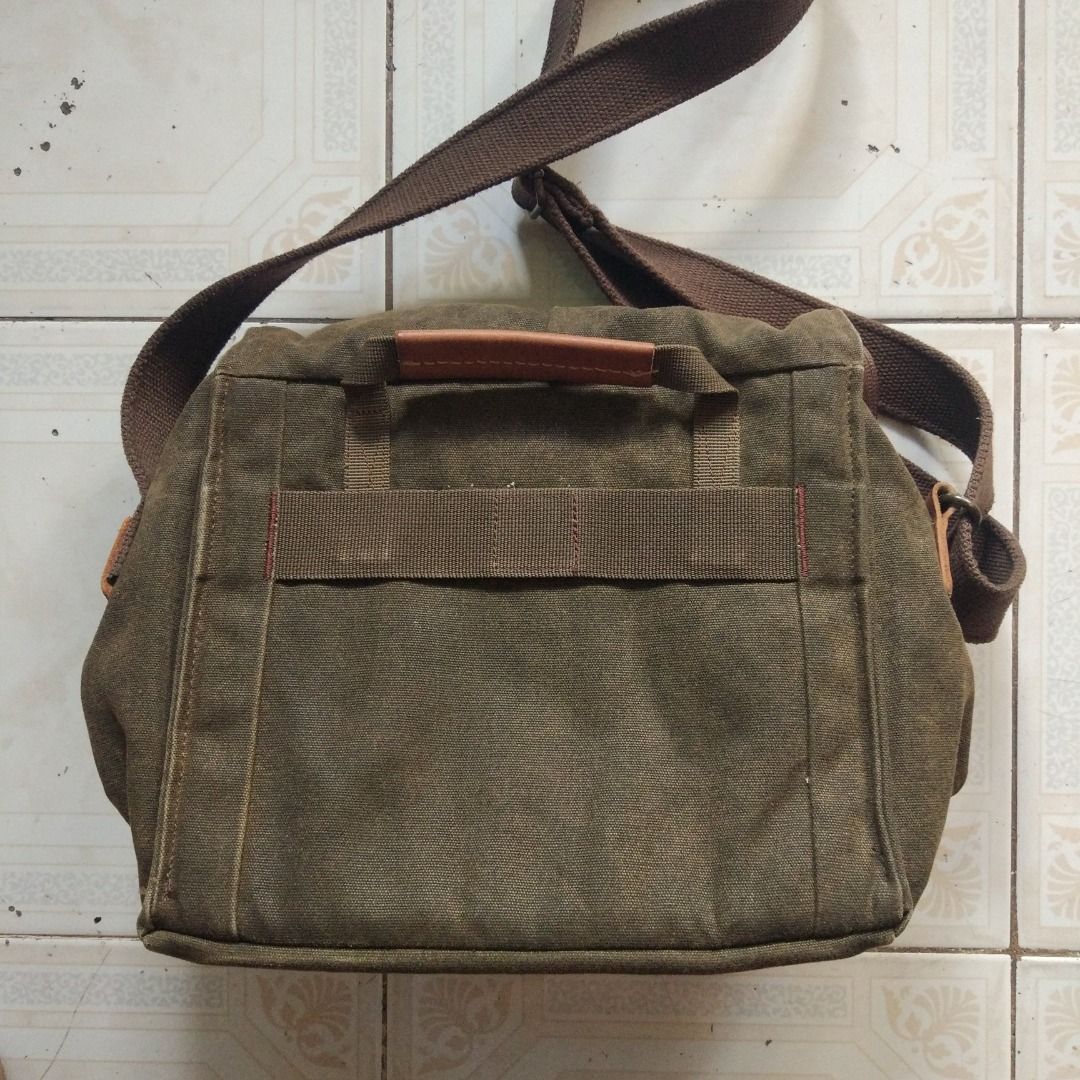 National Geographic Medium Satchel (Category: Camera Bags & Carriers) located in Pasay City. Submitted by denimdude.ph (Listing ID 1215228355, Image 2). Description: .