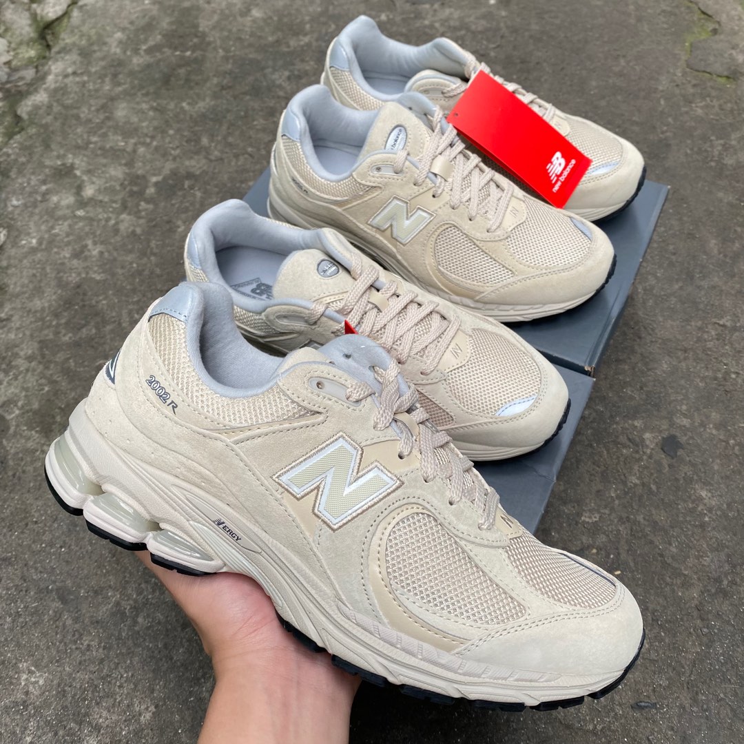 NEW BALANCE 2002RE on Carousell