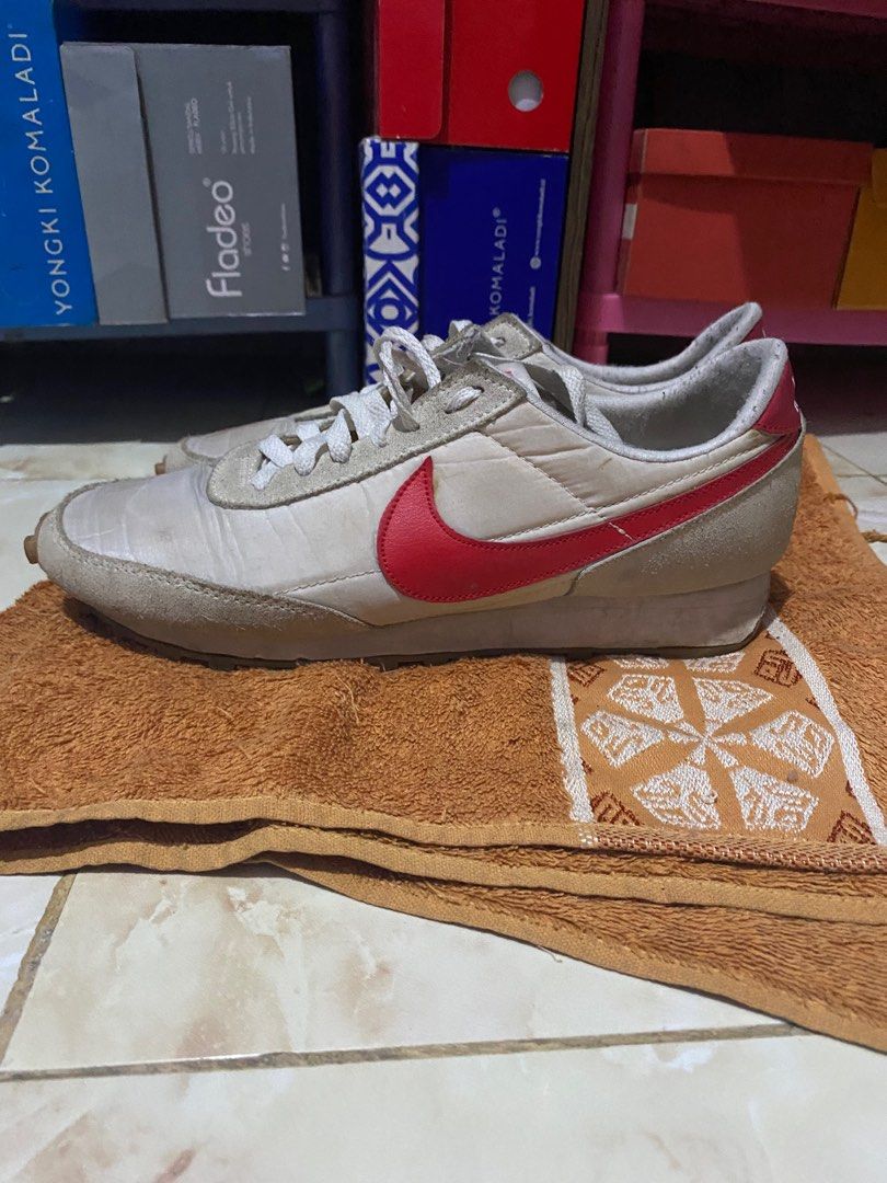 daybreak yellow nike