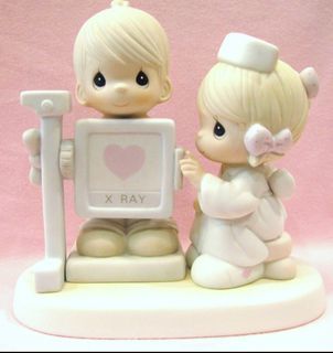 Precious Moments My heart is exposed with love 陶瓷公仔護士X光情侶