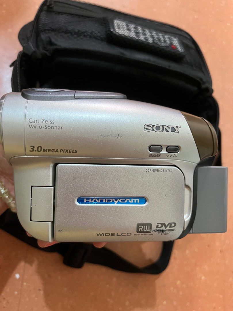 Sony Handheld Camera (Category: Camera Bags & Carriers) located in Pateros City. Submitted by justprettythings07 (Listing ID 1215275807, Image 2). Description: 🌸 unable to turn on, not sure if it's still working 🌸 good for vintage collectors.