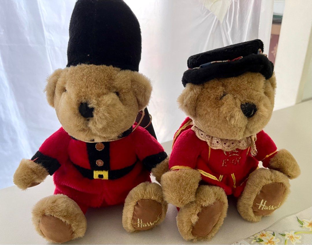 Vintage pair of HARRODS guardsmen bear from UK