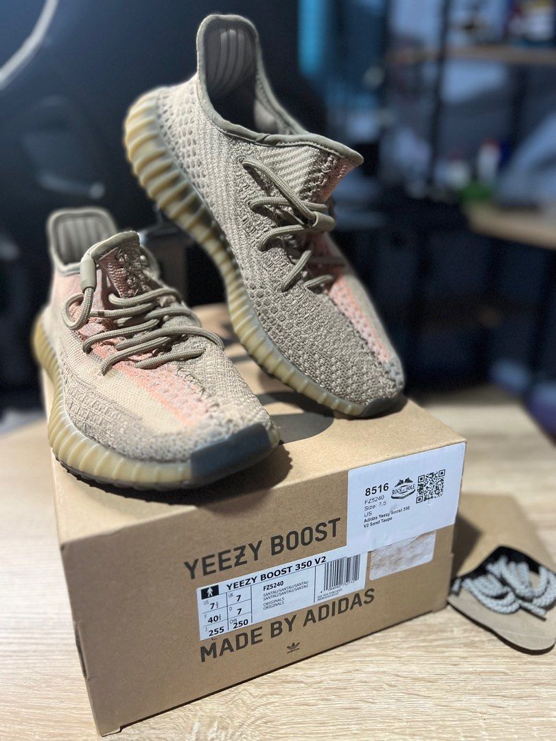 YEEZY 350 V2 SANTAU