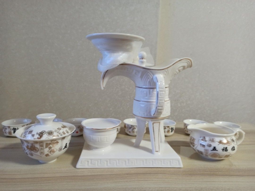 "品匠匠窑"五福臨門/八福茶具套裝 （分類：茶具配件）位於 Hong Kong。 由 beebear0402 提交（商品編號 1215376226，圖片 3）。簡介： “品匠匠窑”古典時尚精品，手工精細，收藏極品。 (搬屋割愛)。