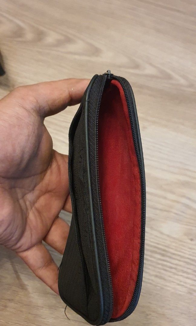 Authentic valentino garavani pouch (Category: Luxury Bags & Wallets) located in Cavite. Submitted by ohmie23 (Listing ID 1215479363, Image 3). Description: Authentic valentino garavani pouch.