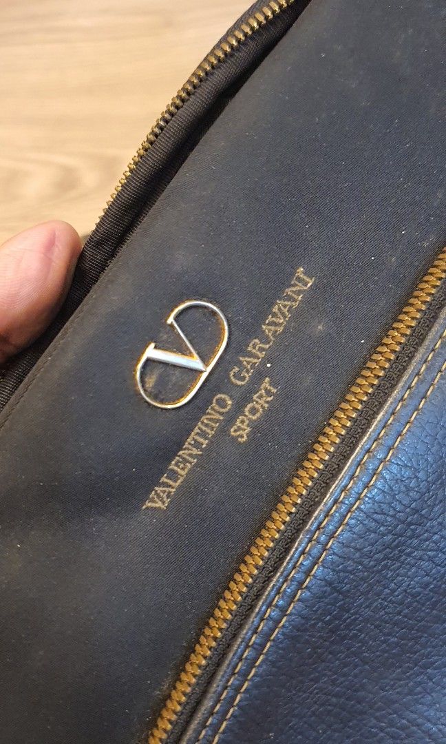 Authentic valentino garavani sport sling bag (Category: Luxury Bags & Wallets) located in Cavite. Submitted by ohmie23 (Listing ID 1215479219, Image 2). Description: Authentic valentino garavani sport sling bag.