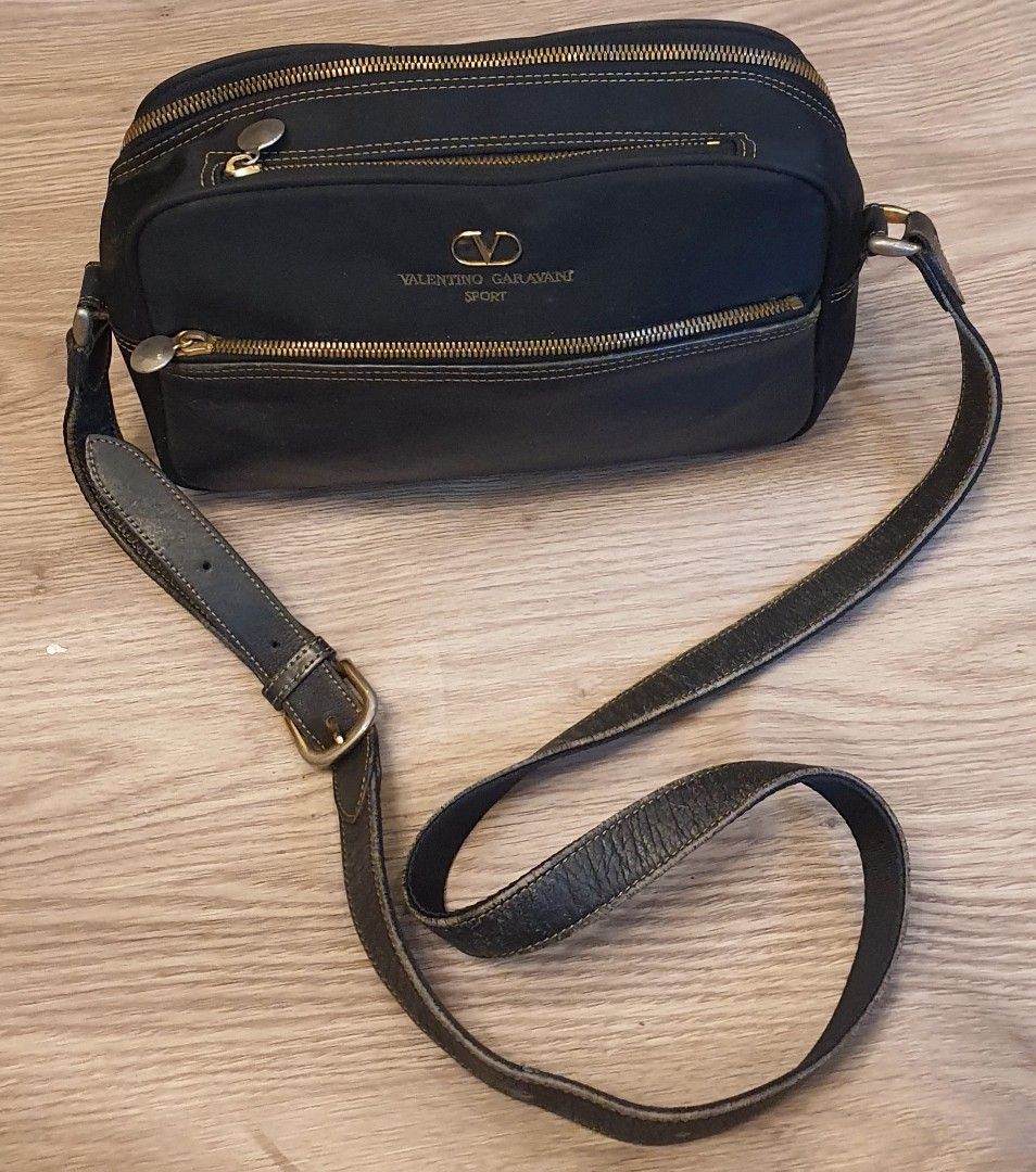 Authentic valentino garavani sport sling bag (Category: Luxury Bags & Wallets) located in Cavite. Submitted by ohmie23 (Listing ID 1215479219, Image 1). Description: Authentic valentino garavani sport sling bag.