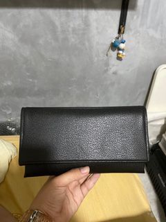 Black clutch