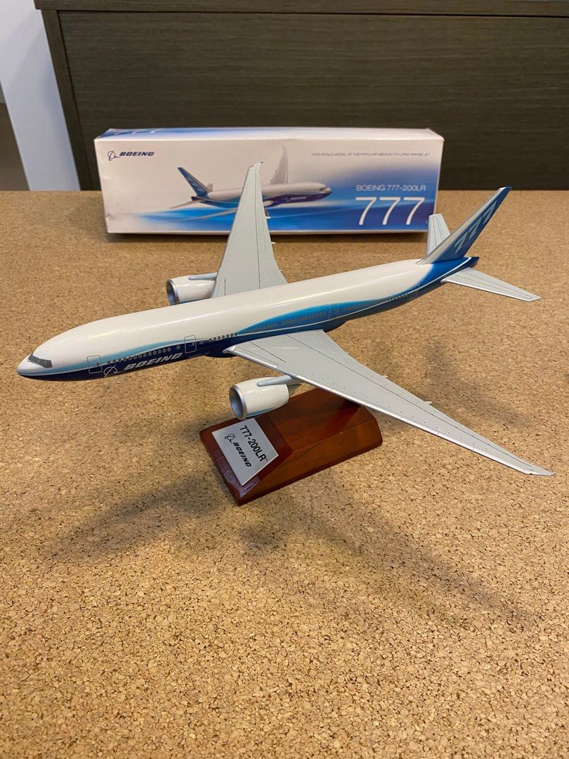 Boeing 777-200LR 1:200 Model, 興趣及遊戲, 玩具& 遊戲類- Carousell