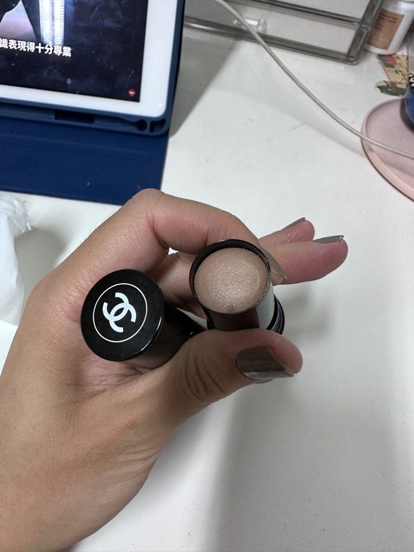Beauty fan is urging others to race and nab £8 highlighter that's an  amazing dupe for £36 Chanel twin