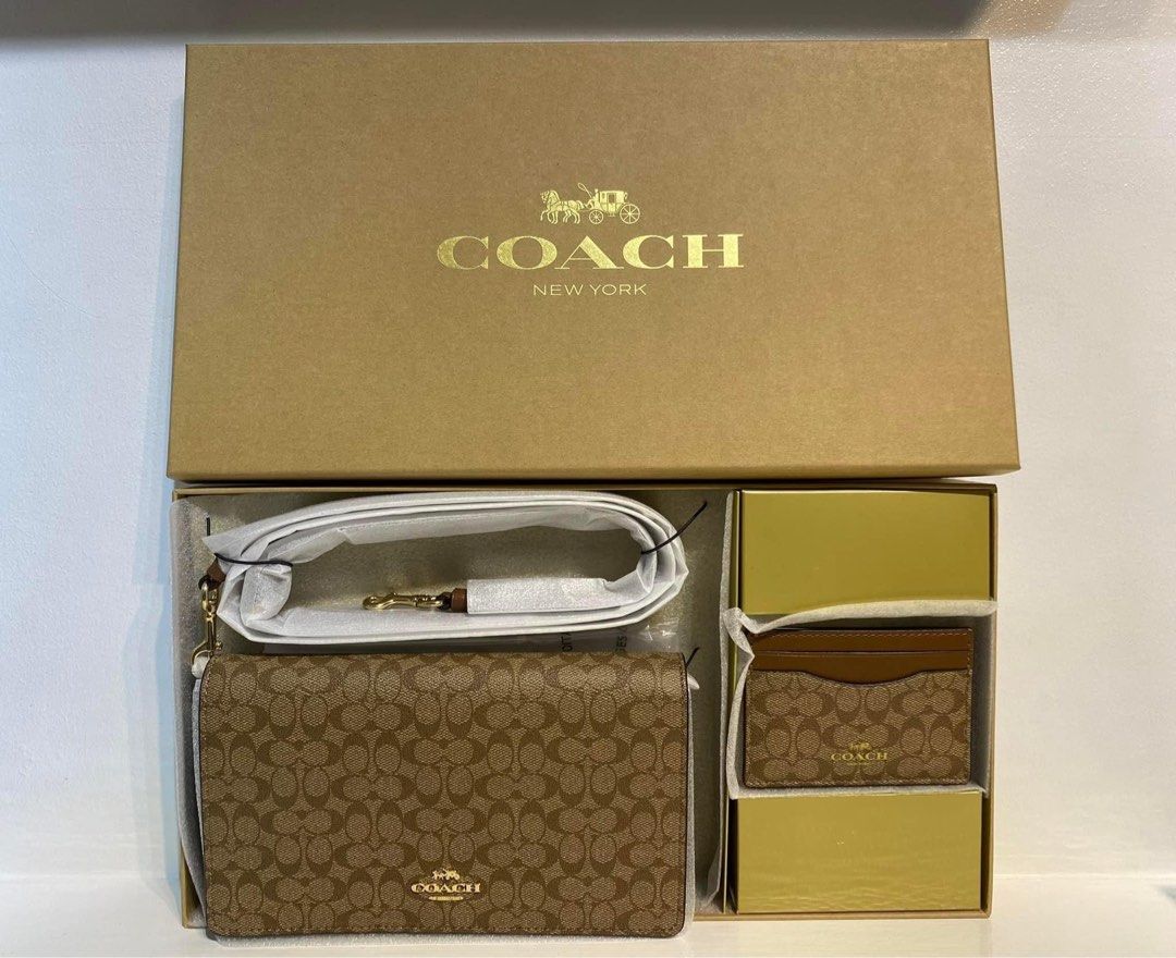 Coach set khaki (Category: Luxury Bags & Wallets) located in San Fernando. Submitted by ThrifinityandBeyond (Listing ID 1215457654, Image 1). Description: Brand new and original 🇺🇸 .