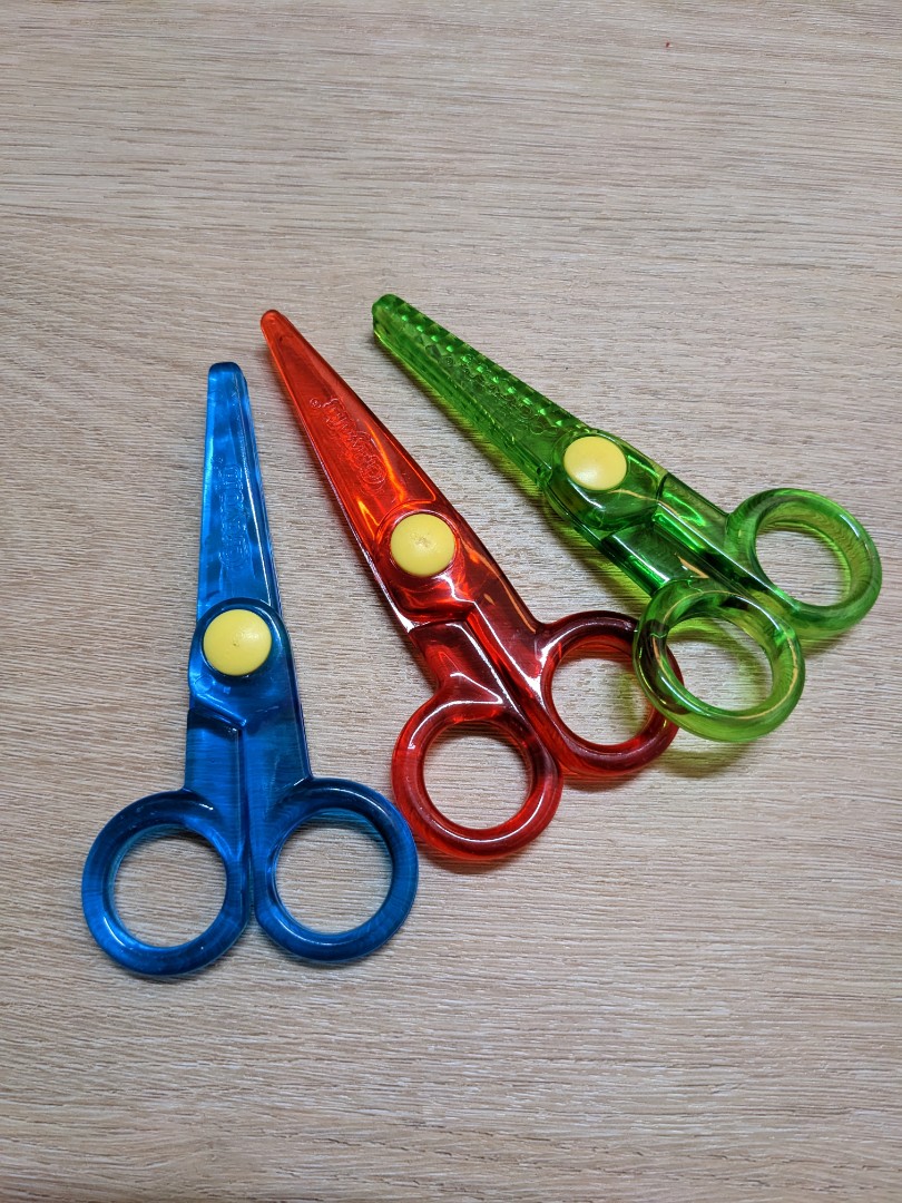 https://media.karousell.com/media/photos/products/2023/2/15/crayola_safety_scissors_set_of_1676444260_f8bc13a6.jpg