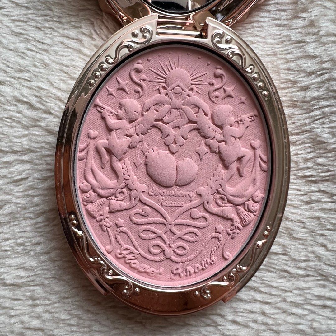 flower knows strawberry rococo series embossed blush (Category: Makeup) located in Malolos. Submitted by dprm12 (Listing ID 1215366098, Image 3). Description: ~ net content: ~5g ~ shade: 01 angel chanson (creamy apricot) ~ fragrance: sakura scent ~ used once or twice, good as new ~ rfs: shade doesn’t suit me ~ no box but will make sure to pack securely! ~ bought directly from flower knows shopee mall ~ expiry: 20250911.