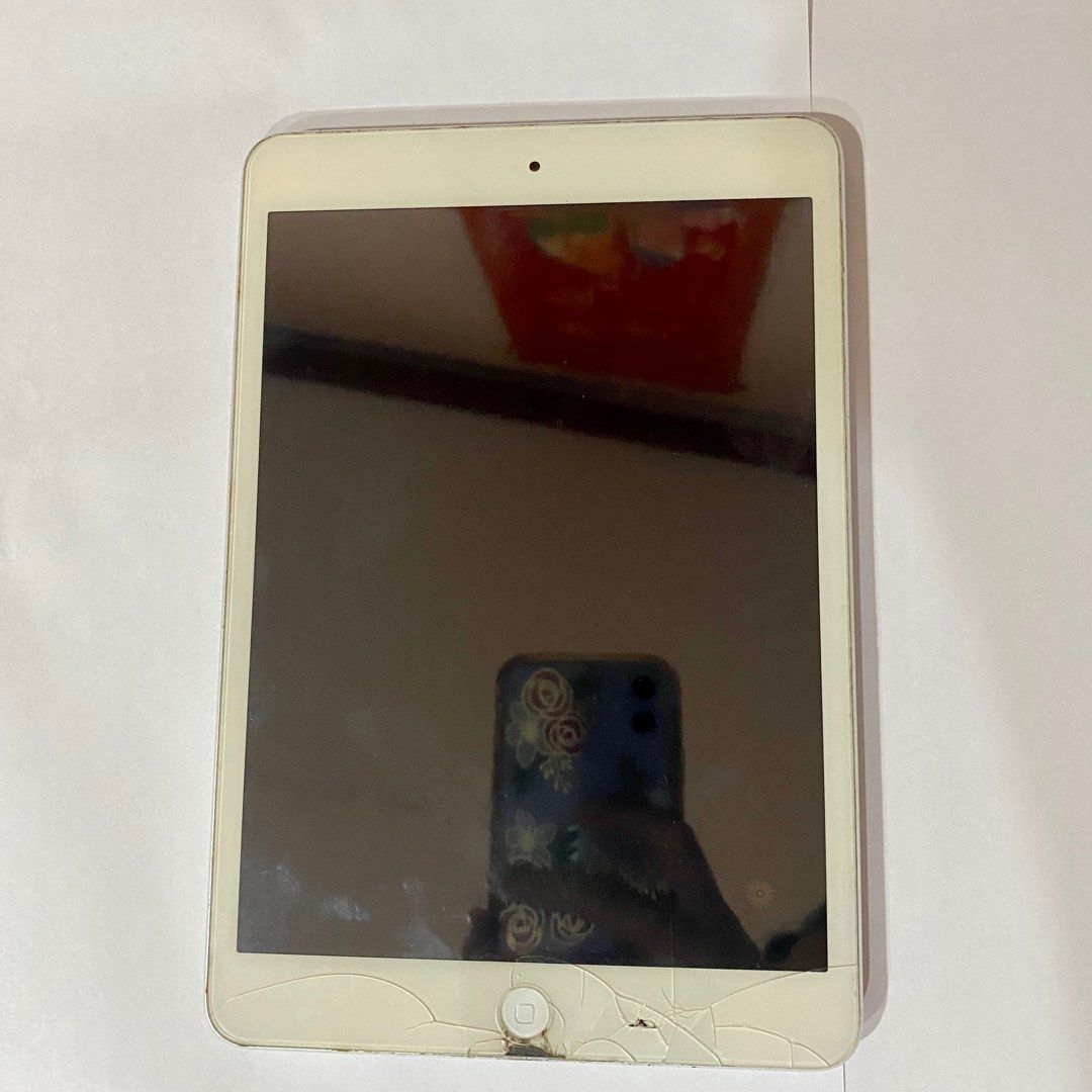 IPad Mini 1 16gb (Category: iPad) located in Manila. Submitted by brandeditems4less (Listing ID 1215407037, Image 1). Description: Lady Owned Good condition Minimal cracks on bottom Has to be plugged always.
