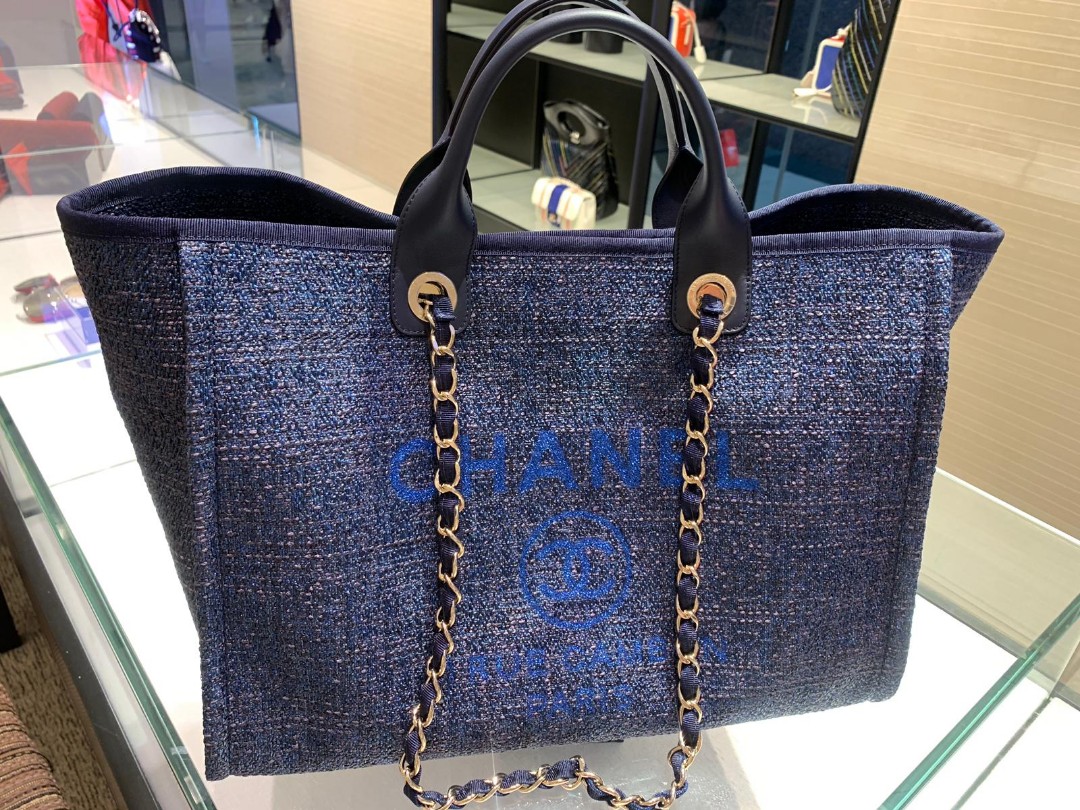 Sold at Auction: CHANEL Shopper DEAUVILLE, Koll.: 2021-2022.