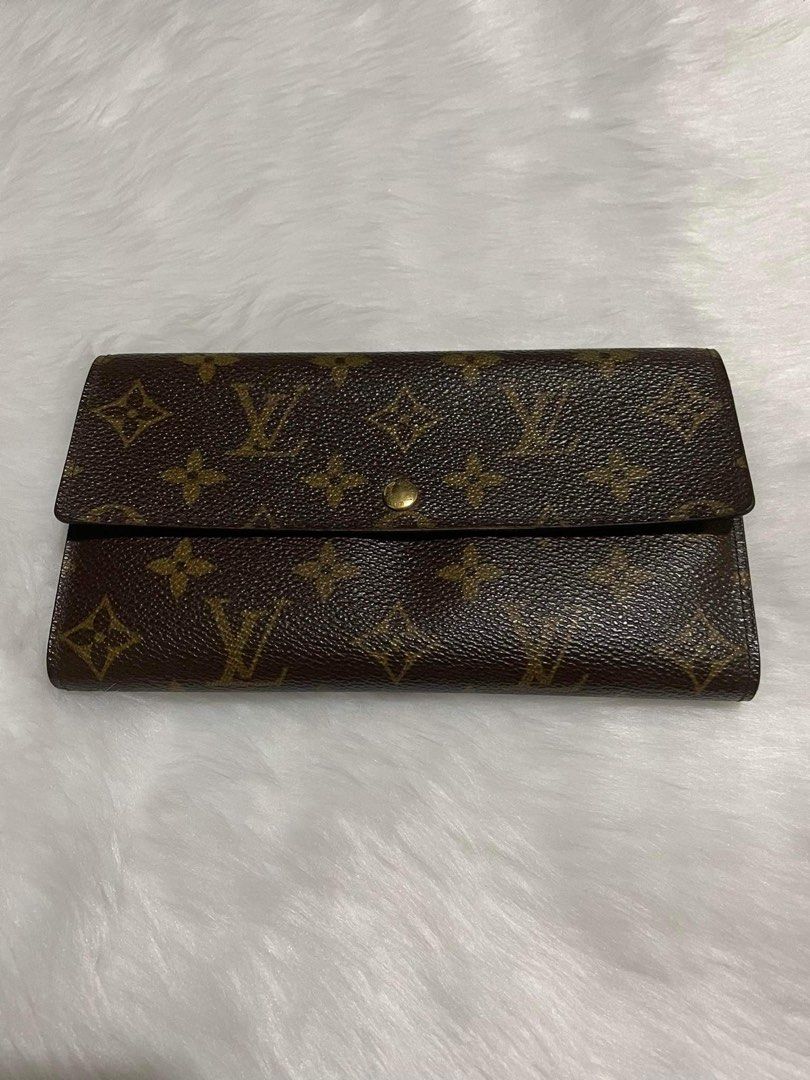 Louis Vuitton Sarah Wallet (Category: Luxury Bags & Wallets) located in Mandaluyong City. Submitted by agdeclutter (Listing ID 1215483050, Image 1). Description: Louis Vuitton Sarah Wallet Monogram canvas Gold color hardware Zipped coin pocket Size: 19 x 10.5 x 2.5 cm (l x H x W) Almost new, used several times only. RFS: Rarely used and I got a new wallet PS: all items posted on my page are original/authentic. Not a fan of fake items. #LV #LouisV