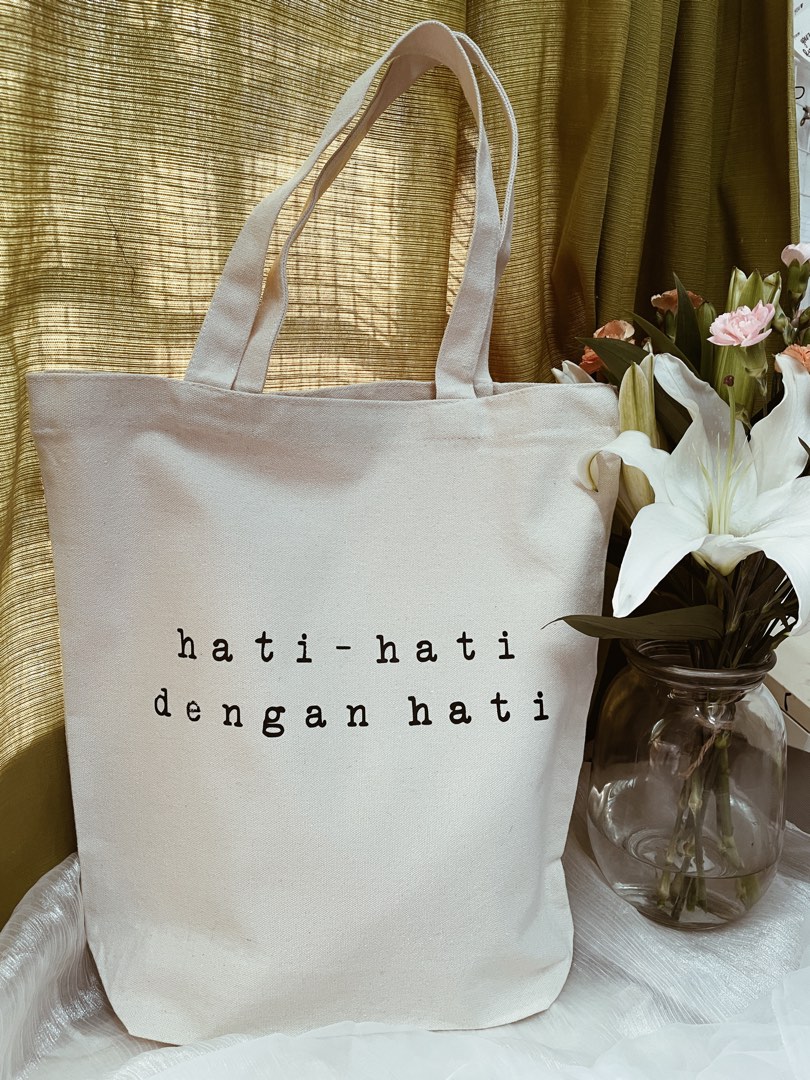 Minimalist canvas tote best sale bag