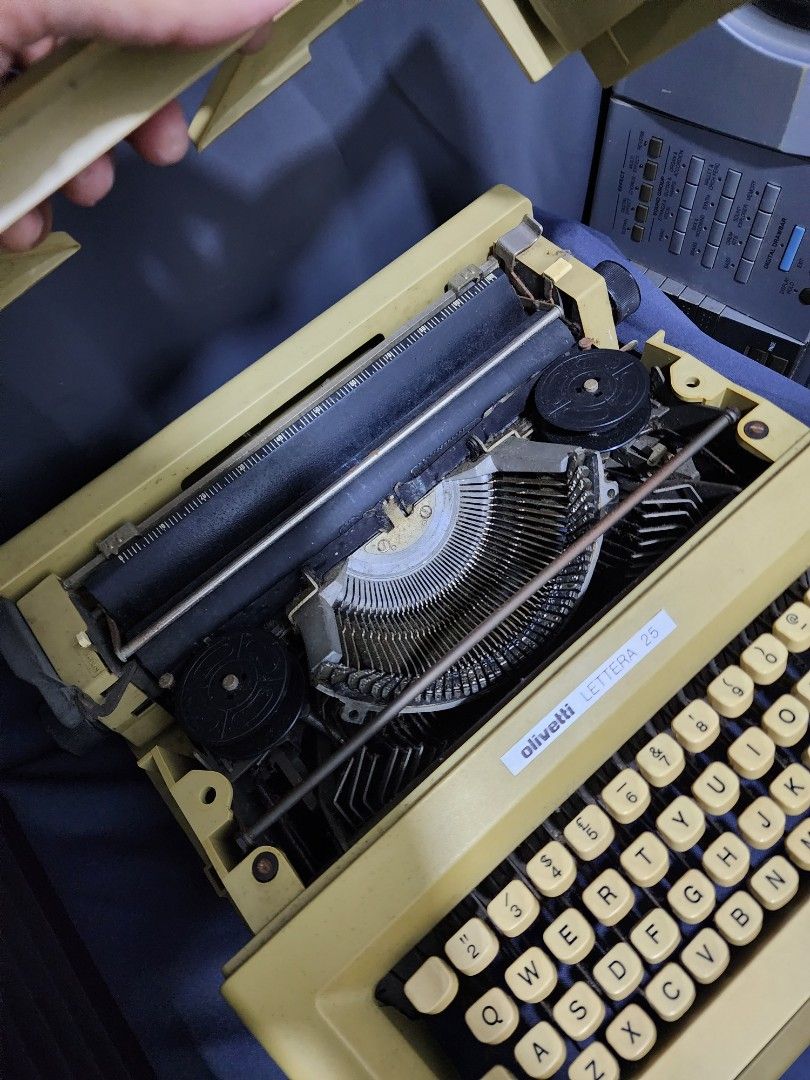 Olivetti LETTERA 25 Typewriter, Hobbies & Toys, Collectibles ...
