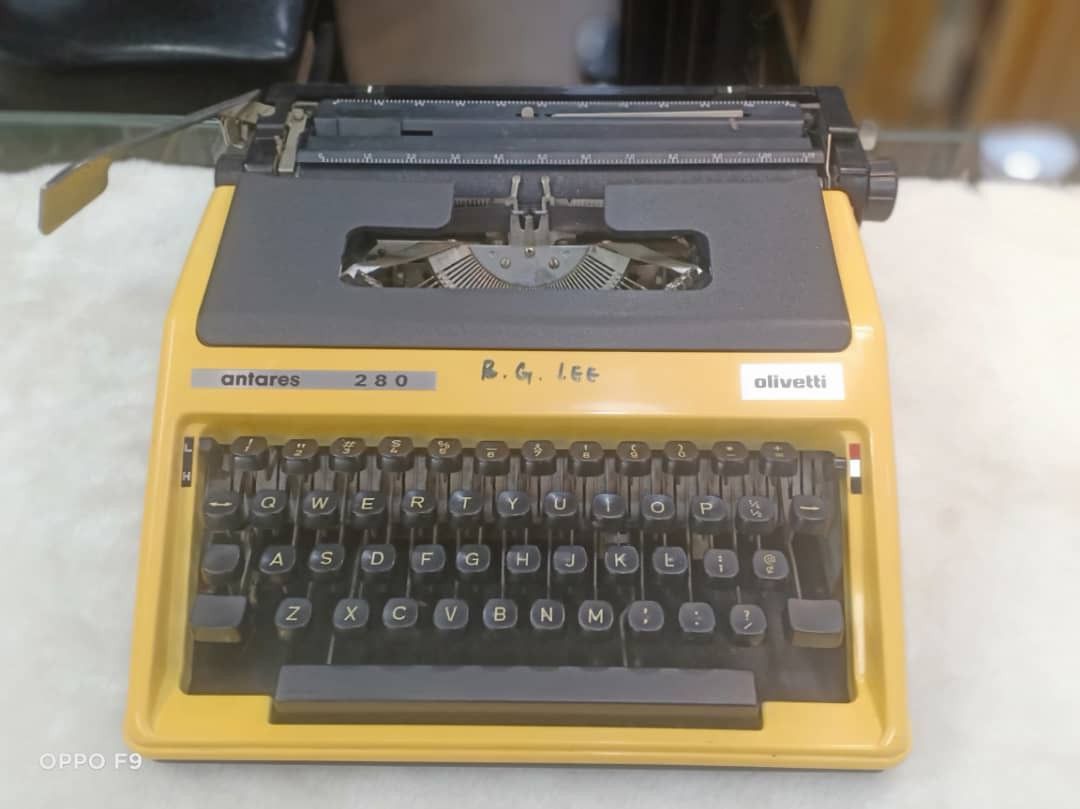 Olivetti Typewriter Manual Display, TV & Home Appliances ...